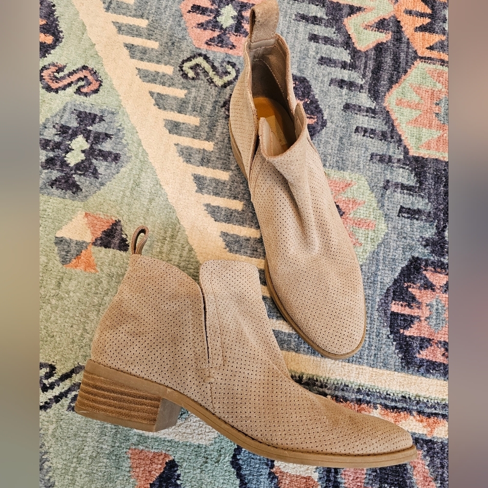 Dolce Vita •Size 8• Tan Perforated Tivan Ankle Boot Festival Boho Almond Toe - Picture 2 of 10